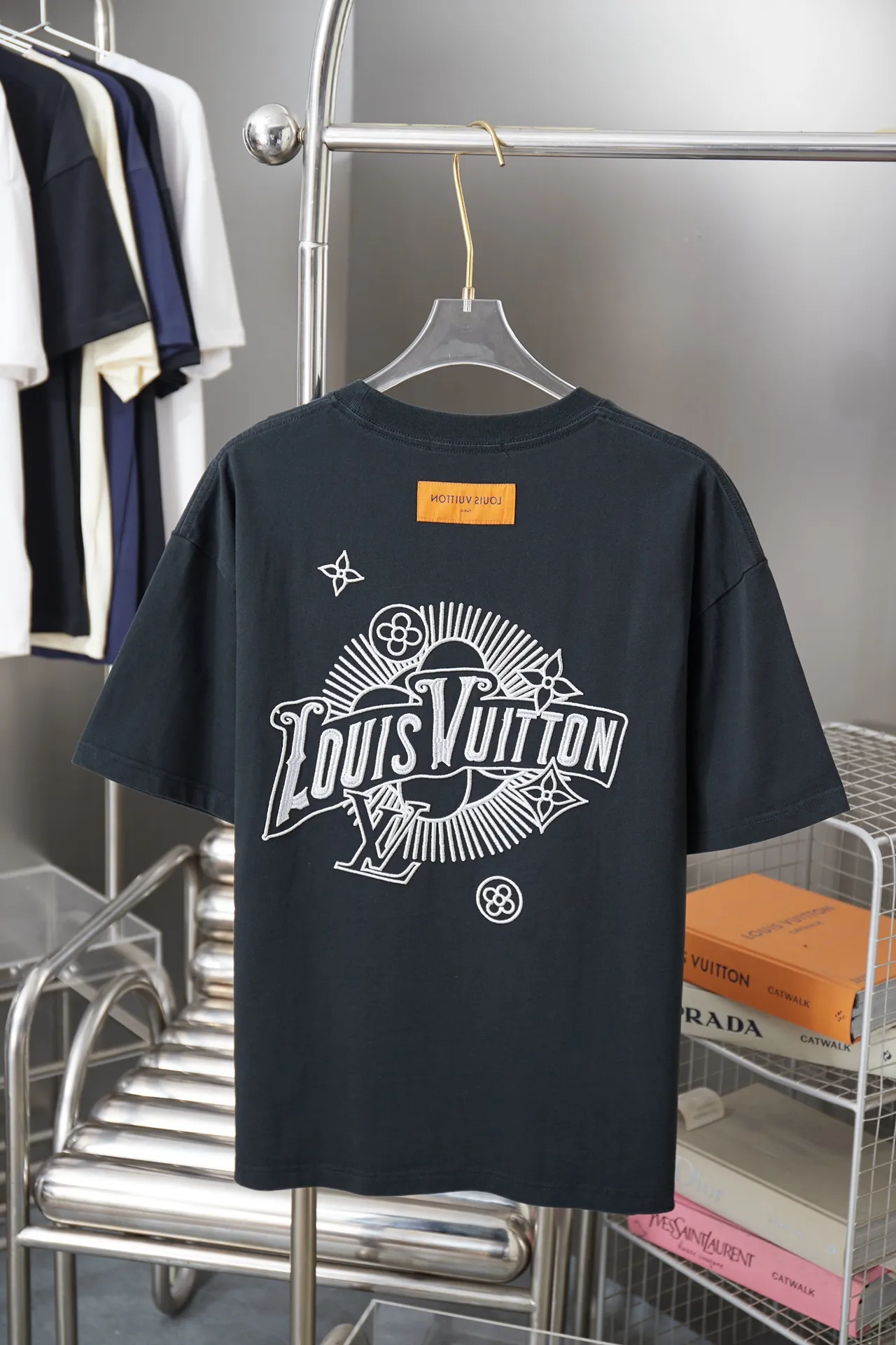 🅿️200 1V 25SS early spring new style short sleeves with embroidered letters, light luxury, a must-have item for daily commuting for men and women, correct version, welcome to compare, detailed features · 320g 100% pure cotton double yarn jersey fabric · Special thickened 32 pieces of double-strand 1X1 thread in the same vat custom dyeing · Imported Tajima machine embroidered LV letters · Double needle stitching and cross-stitching technology · Original main mark, washable tag, brand moisture-proof paper packaging Color: black/white/coffee Size: S/M/L/XL